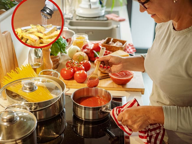 Mujer preparando pasta junto unas papas a la francesa muy saladas (Fotos vía Getty Images)
