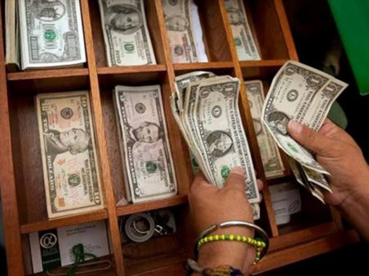 El dólar podría seguir al alza si persiste caída del petróleo
