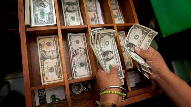 El dólar podría seguir al alza si persiste caída del petróleo