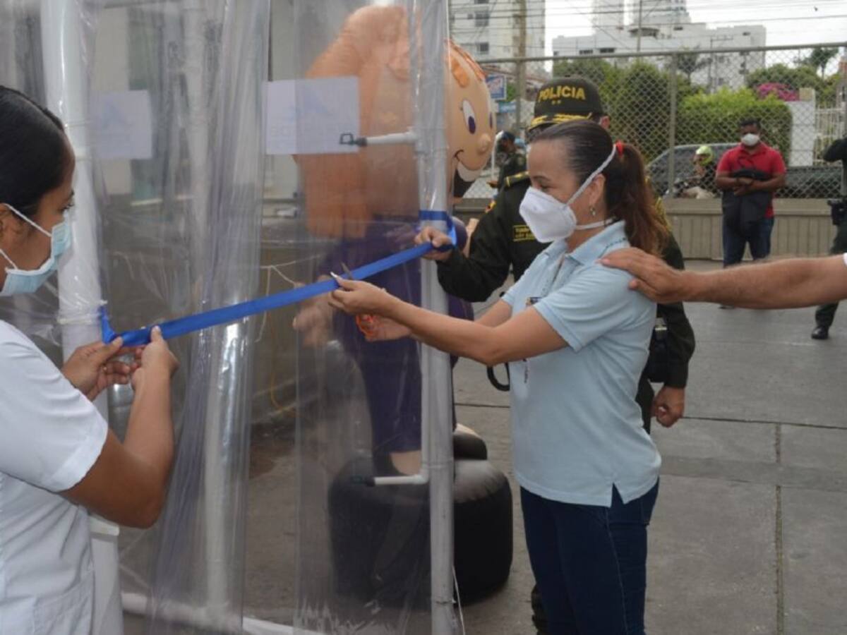 Aguas de Cartagena dona equipo de desinfección a la Policía Metropolitana