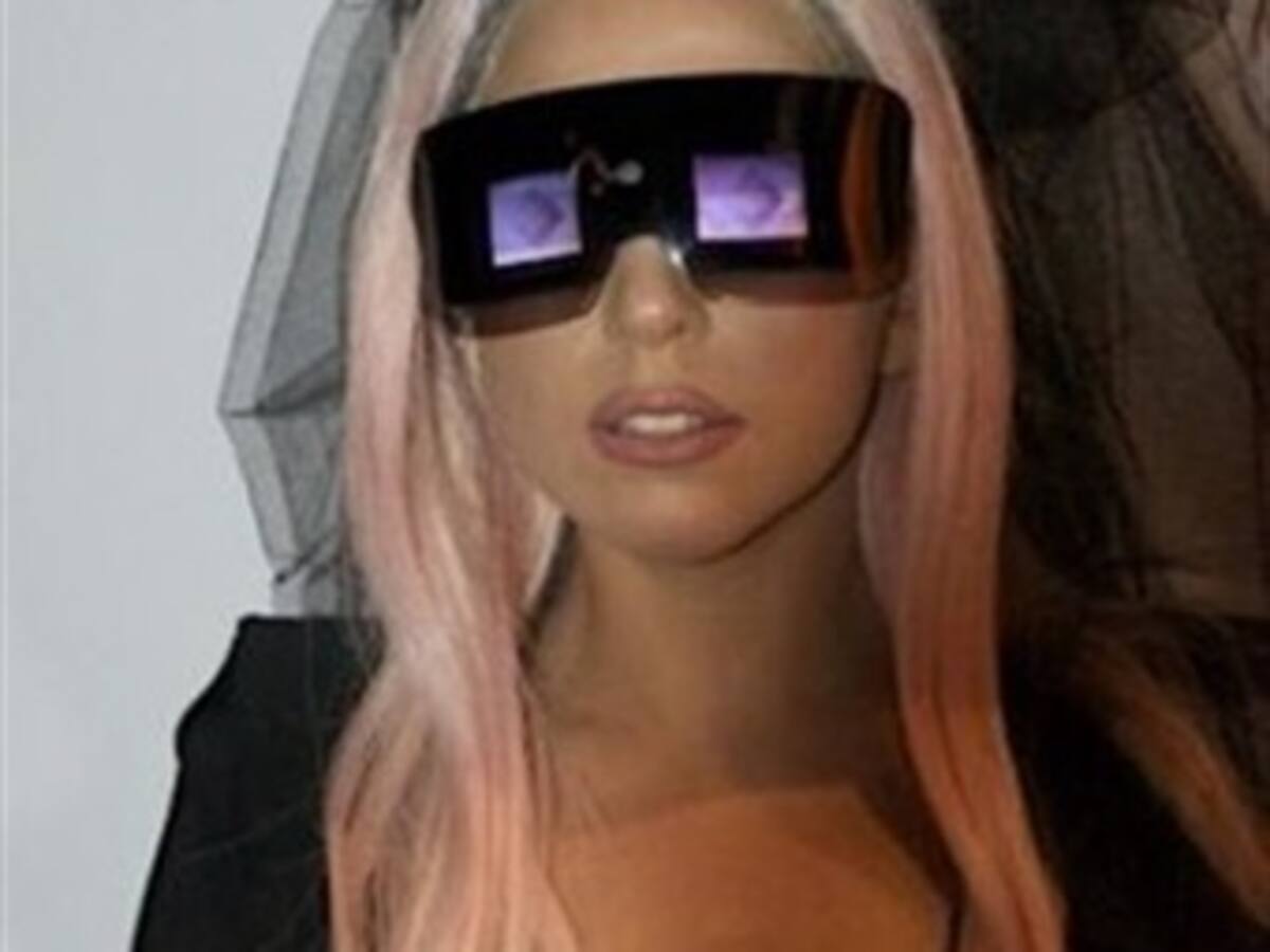 Lady Gaga presenta unas gafas de sol que permiten tomar fotografías