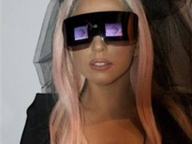 Lady Gaga presenta unas gafas de sol que permiten tomar fotografías