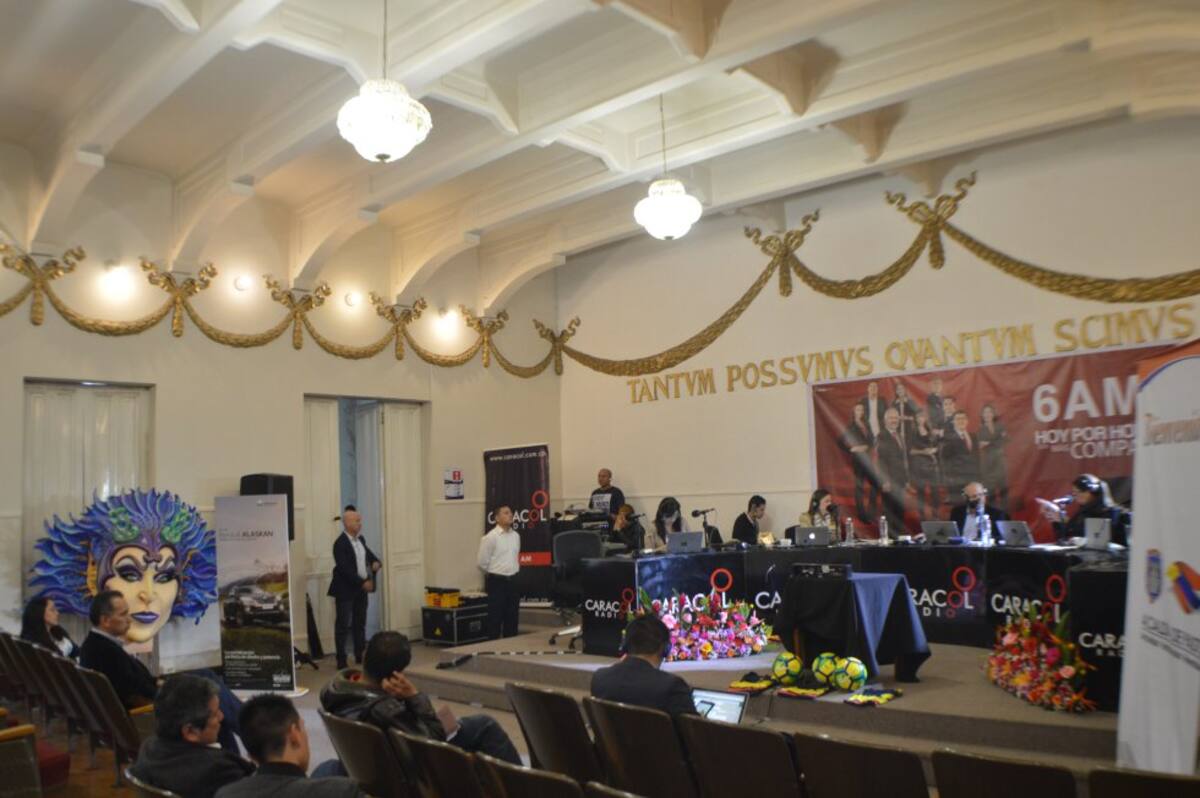 Darío Arizmendi, Darcy Quinn, Erika Fontalvo, Patricia Pardo, César Augusto Londoño y el humrista Don Jediondo, acompañados de la directora del Servicio Informativo de Caracol Radio en Pasto, Claudia Ortega, acompañan al pueblo nariñense.