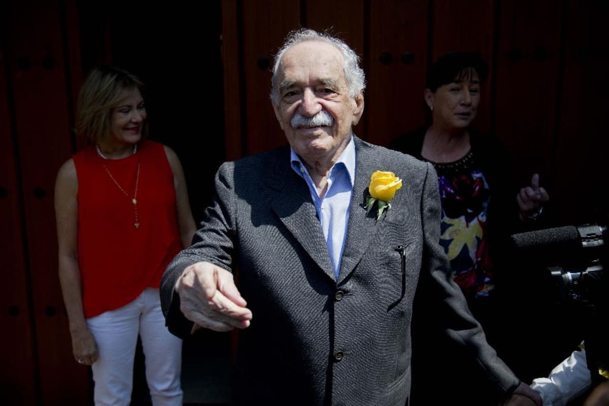 6 de marzo de 2014. Gabriel García Márquez saluda a los fans y reporteros afuera de su casa el día de su cumpleaños en la Ciudad de México. El premio Nobel de Literatura colombiano murió este año el 17 de abril.
