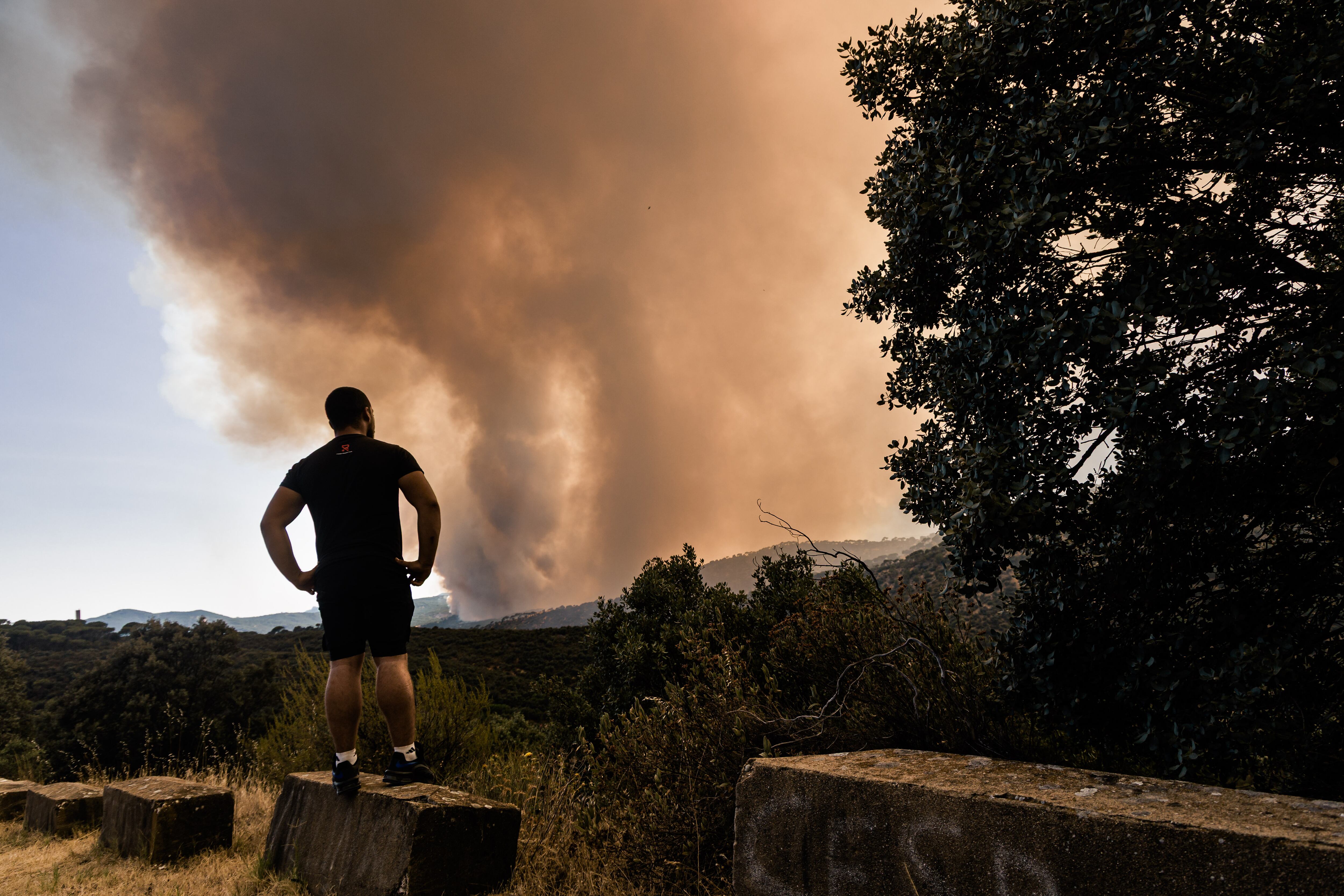 Los 3.500 habitantes de la Aldea de Fresno fueron evacuados a una localidad cercana ante un incendio forestal que no ha logrado ser controlado.
(Foto: Carlos Lujan/Europa Press via Getty Images)