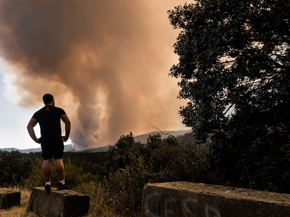 Evacúan toda la población de un pueblo cercano a Madrid por avance de incendio forestal