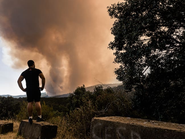 Los 3.500 habitantes de la Aldea de Fresno fueron evacuados a una localidad cercana ante un incendio forestal que no ha logrado ser controlado.
(Foto: Carlos Lujan/Europa Press via Getty Images)