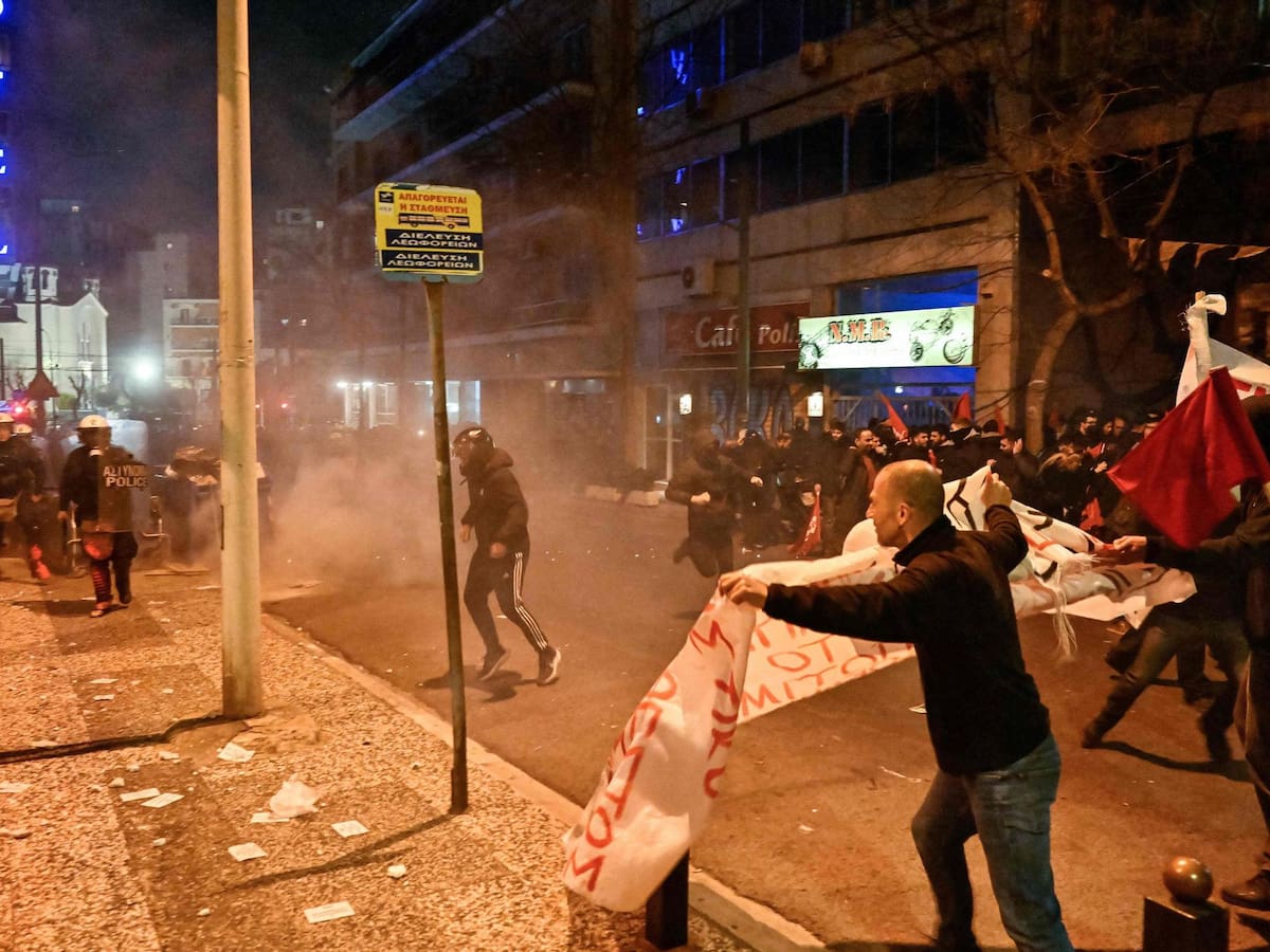 Masivas protestas tras la tragedia ferroviaria que dejó 57 muertos en Grecia