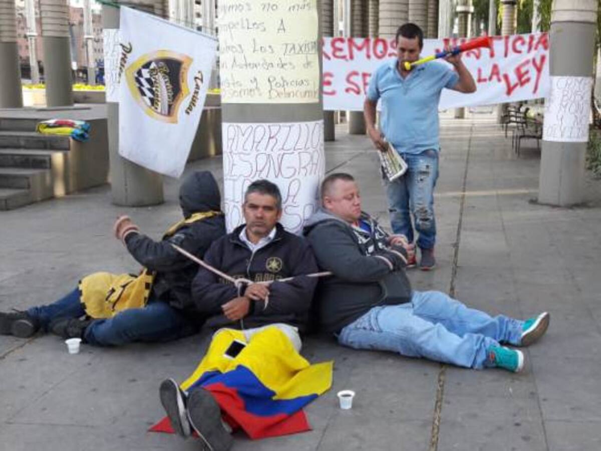 Amarrados en Parque de las Luces, taxistas protestan contra la competencia