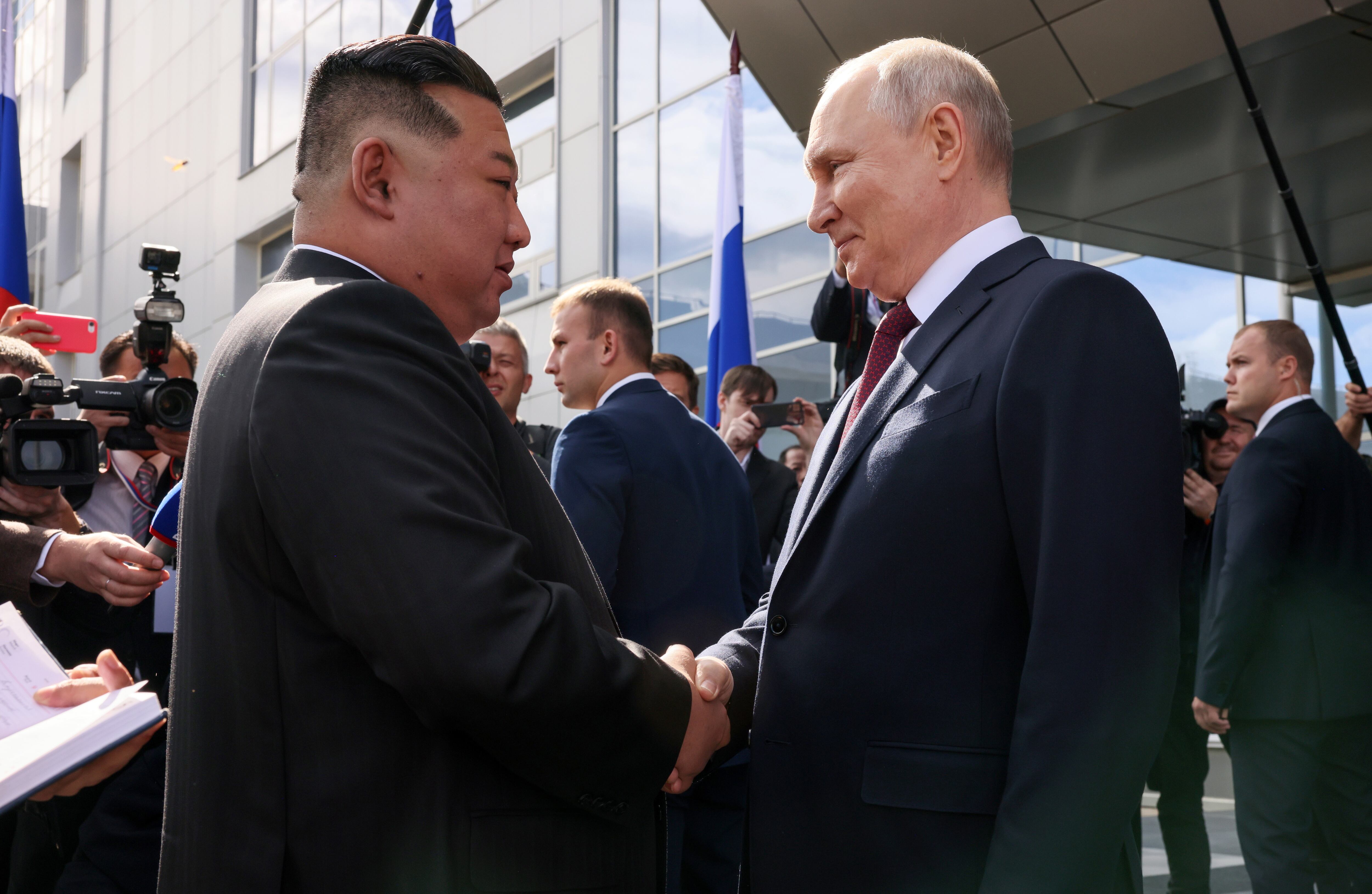 Tsiolkovsky (Russian Federation), 12/09/2023.- Russian President Vladimir Putin (2-R) greets North Korean leader Kim Jong Un (L) during a visit to the Vostochny cosmodrome outside of the town of Tsiolkovsky (former Uglegorsk), some 180 km north of Blagoveschensk in Amur region, Russia, 13 September 2023. (Rusia, Roma) EFE/EPA/MIKHAIL METZEL /SPUTNIK / KREMLIN POOL MANDATORY CREDIT