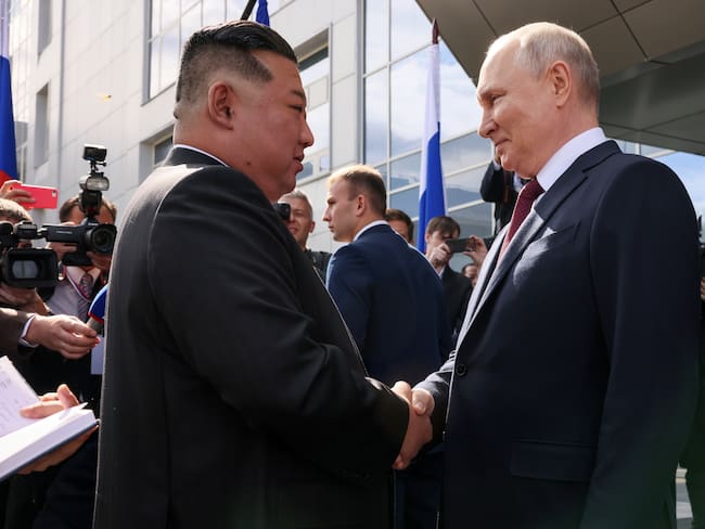 Tsiolkovsky (Russian Federation), 12/09/2023.- Russian President Vladimir Putin (2-R) greets North Korean leader Kim Jong Un (L) during a visit to the Vostochny cosmodrome outside of the town of Tsiolkovsky (former Uglegorsk), some 180 km north of Blagoveschensk in Amur region, Russia, 13 September 2023. (Rusia, Roma) EFE/EPA/MIKHAIL METZEL /SPUTNIK / KREMLIN POOL MANDATORY CREDIT