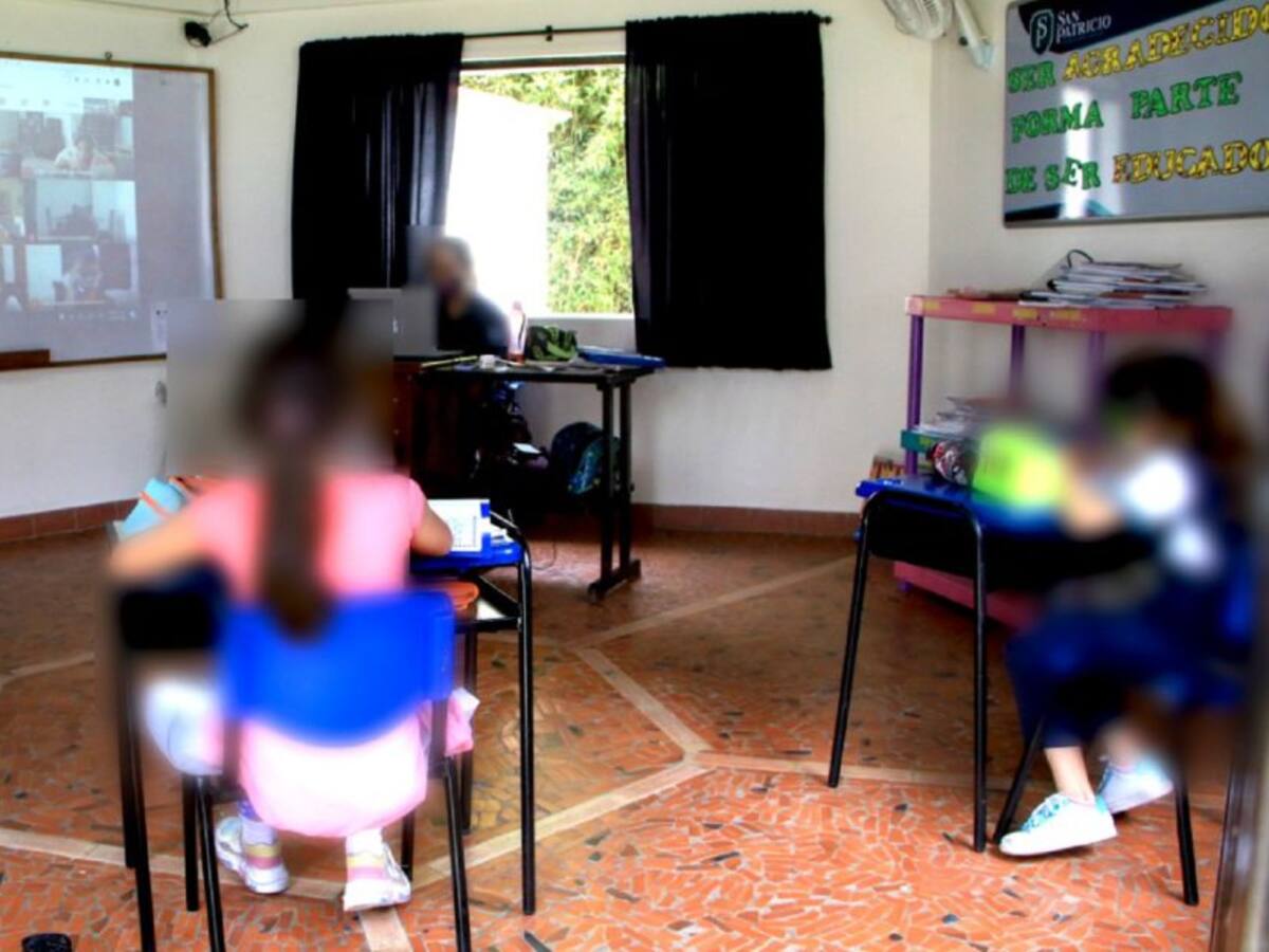 Un colegio daba clases presenciales en cuarentena