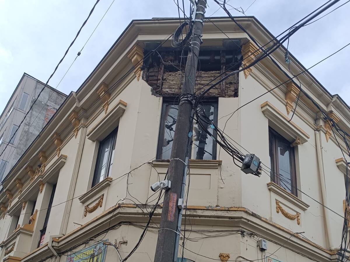 Un peatón resultó herido de gravedad cuando le cayó un alero en el centro de Manizales