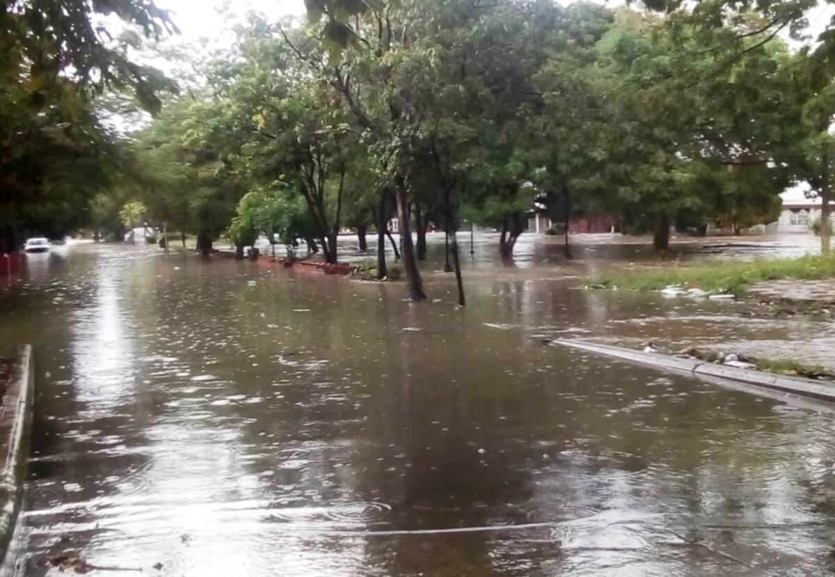 El sur de la ciudad vive con cada aguacero una verdadera odisea. La comunidad del barrio El Socorro suspende todas sus actividades cada vez que literalmente San Pedro decide abrir el grifo.