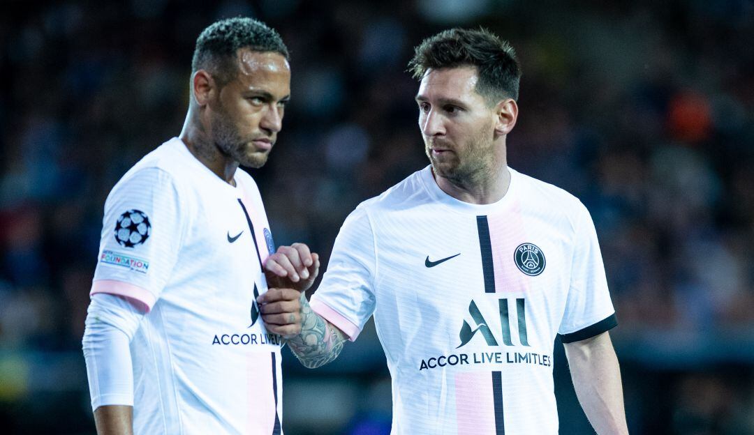 Neymar y Lionel Messi hablan durante el partido en Bélgica.