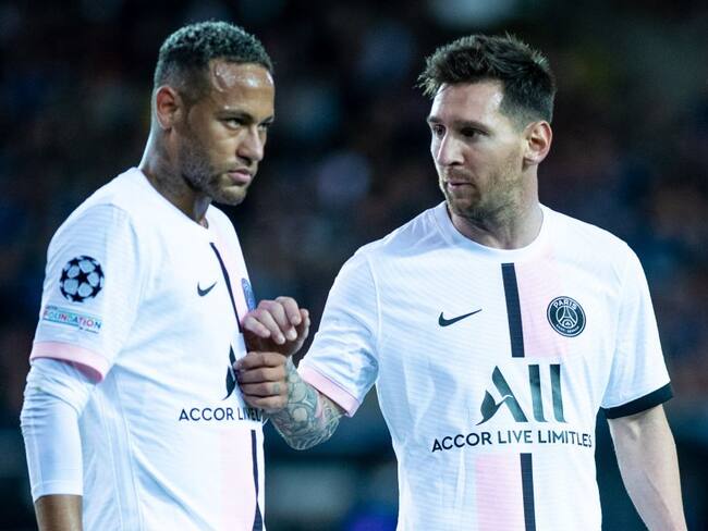 Neymar y Lionel Messi hablan durante el partido en Bélgica.