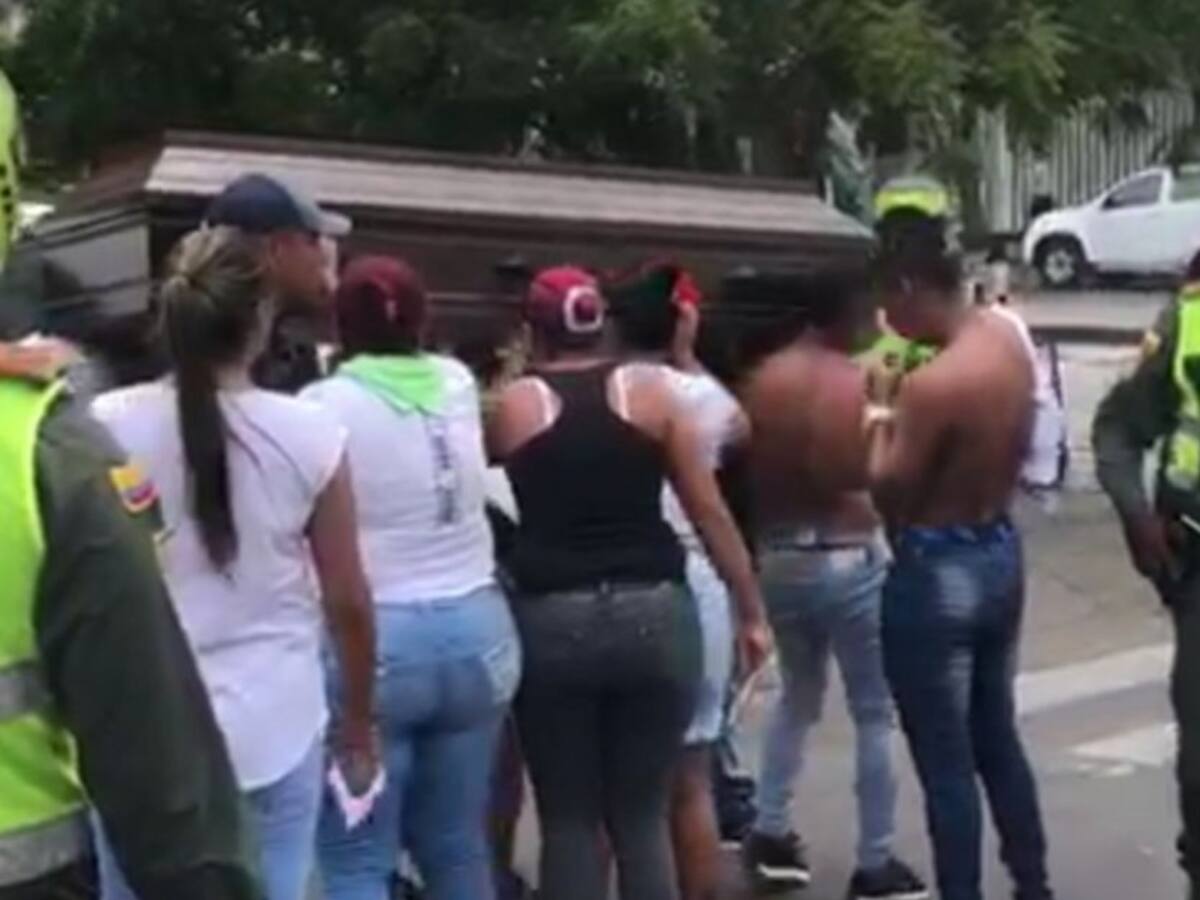Policía sancionó a cortejo fúnebre por violar medidas de protección
