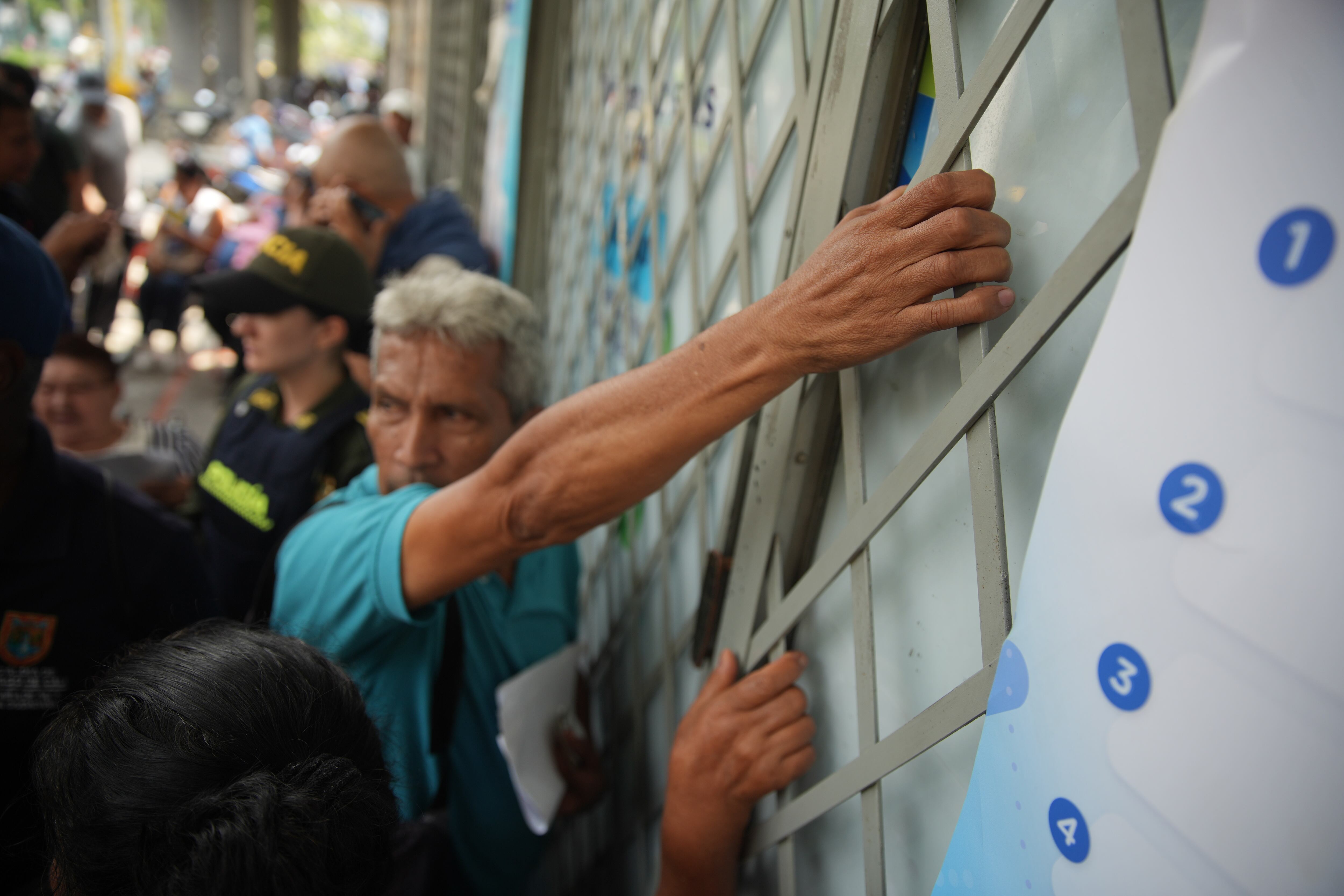 AME1254. CALI (COLOMBIA), 21/03/2025.- Un usuario de la Nueva EPS hace fila para reclamar medicamentos este viernes, en Cali (Colombia). EFE/ Ernesto Guzmán