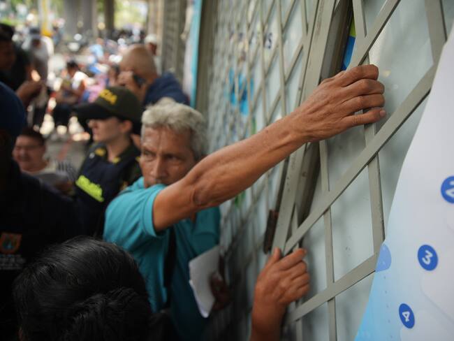 AME1254. CALI (COLOMBIA), 21/03/2025.- Un usuario de la Nueva EPS hace fila para reclamar medicamentos este viernes, en Cali (Colombia). EFE/ Ernesto Guzmán