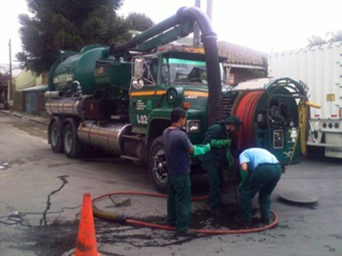 Desde colchones hasta pedazos de animales se encuentran en las alcantarillas de Bogotá