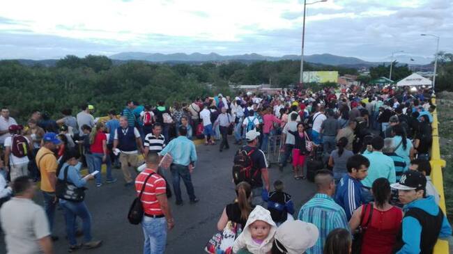 venezolanos en el puente internacional Simón Bolivar
