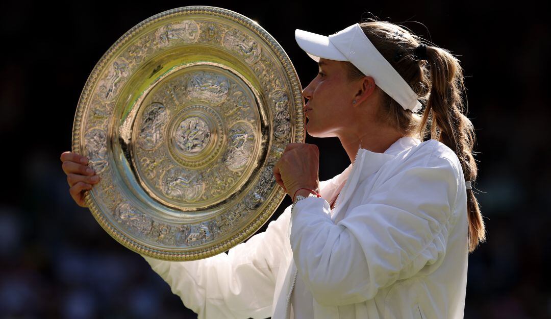 Elena Rybakina celebra con el primer Grand Slam de su carrera.
