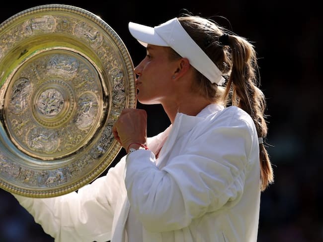 Elena Rybakina celebra con el primer Grand Slam de su carrera.