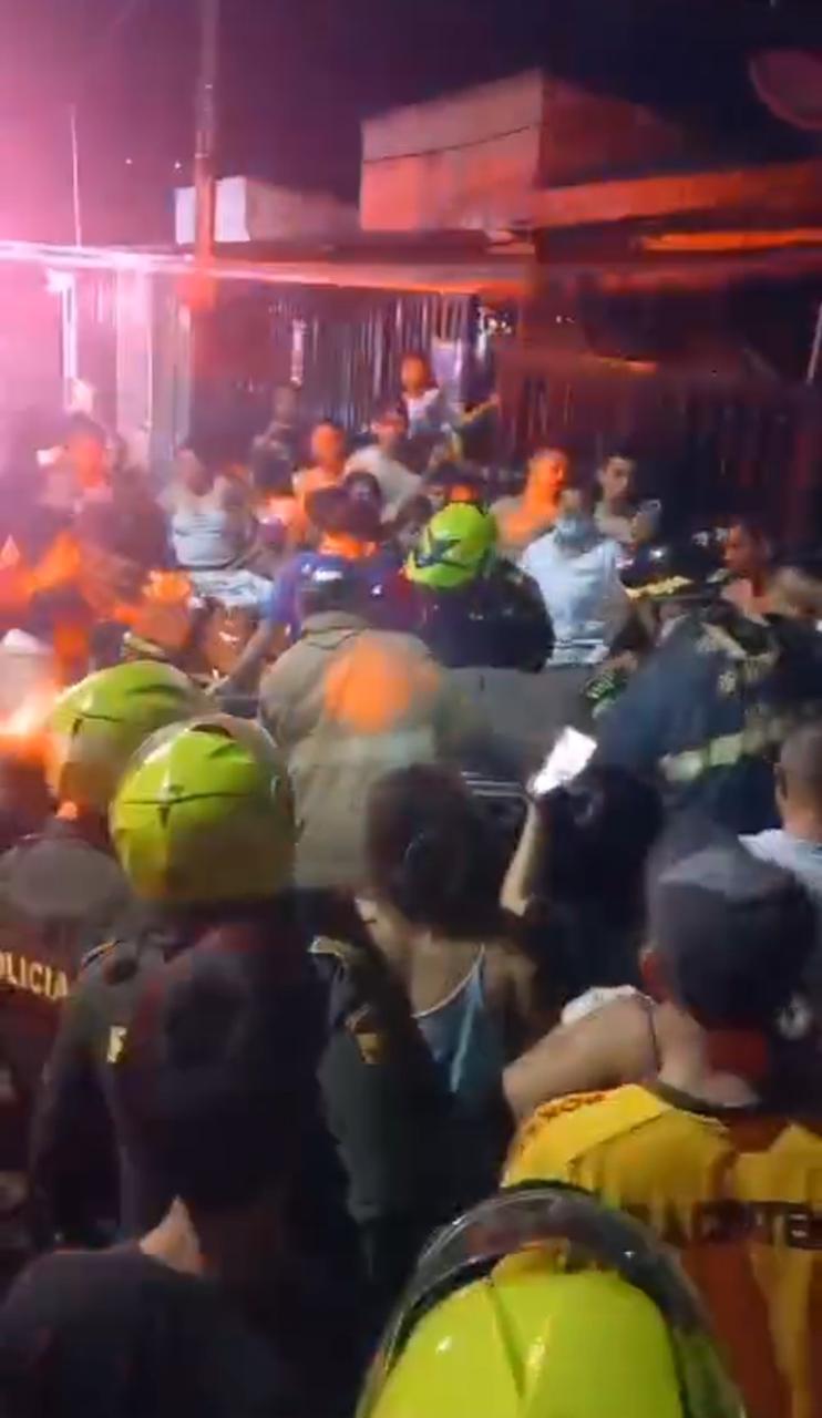 Las personas fallecidas inicialmente fueron atendidas en la ESE Carmen Emilia Ospina de la comuna 6 de Neiva, según el Secretario de Gestión del Riesgo la comunidad ataco al inicio a las unidades bomberiles.