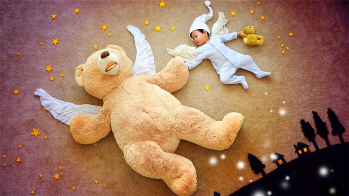 "Todo está preparado de antemano para su siesta. La composicióm es como la de una pintura. A veces el niño se despierta en mitad de la sesión fotográfica y entonces dejo la cámara y juego con él. No quiero tomar las fotos con prisa, porque las mejores imágenes salen cuando duerme plácidamente".