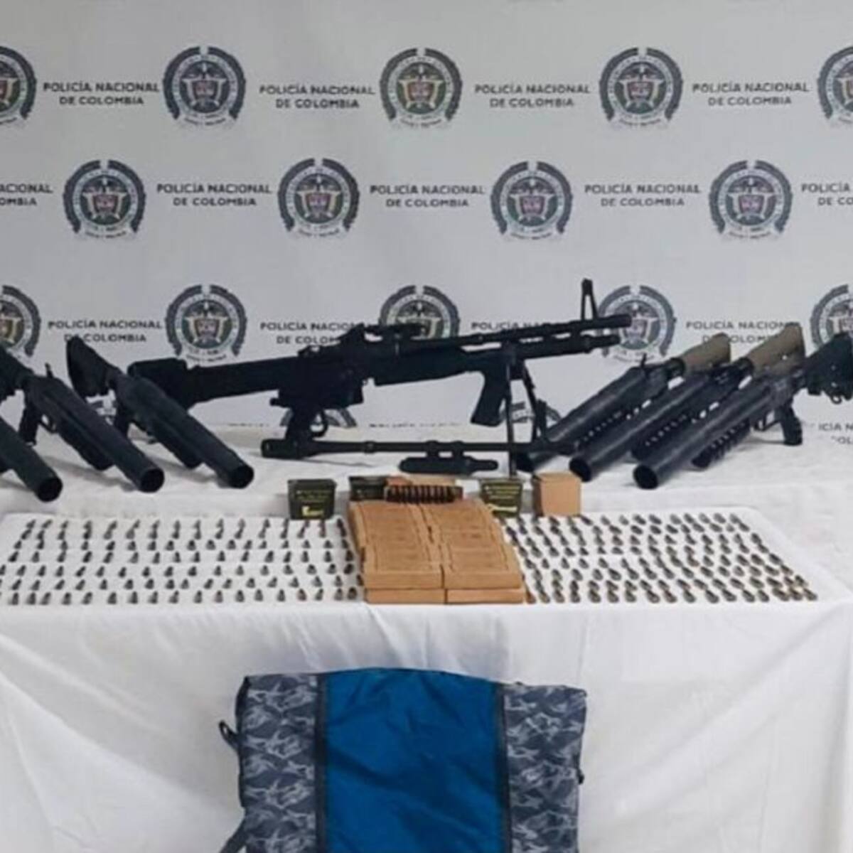 Cae en un puesto de control un hombre con un arsenal en un maletín