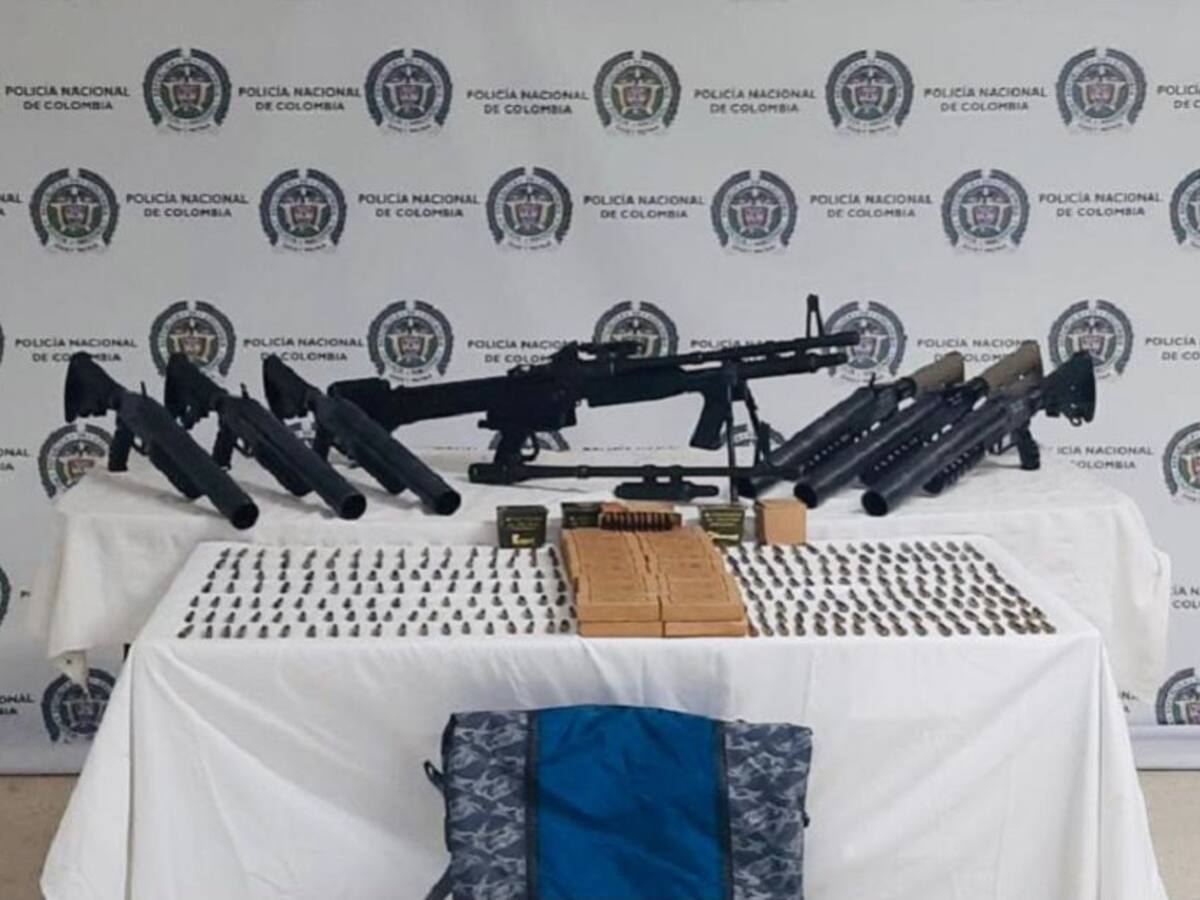 Cae en un puesto de control un hombre con un arsenal en un maletín