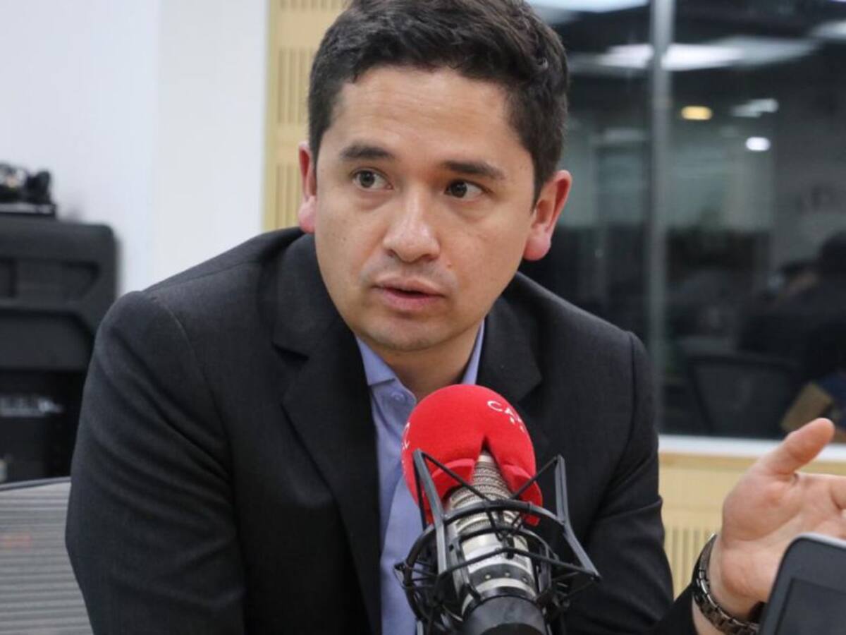 Se debe mantener garantía para que FFMM no se involucre en política: López