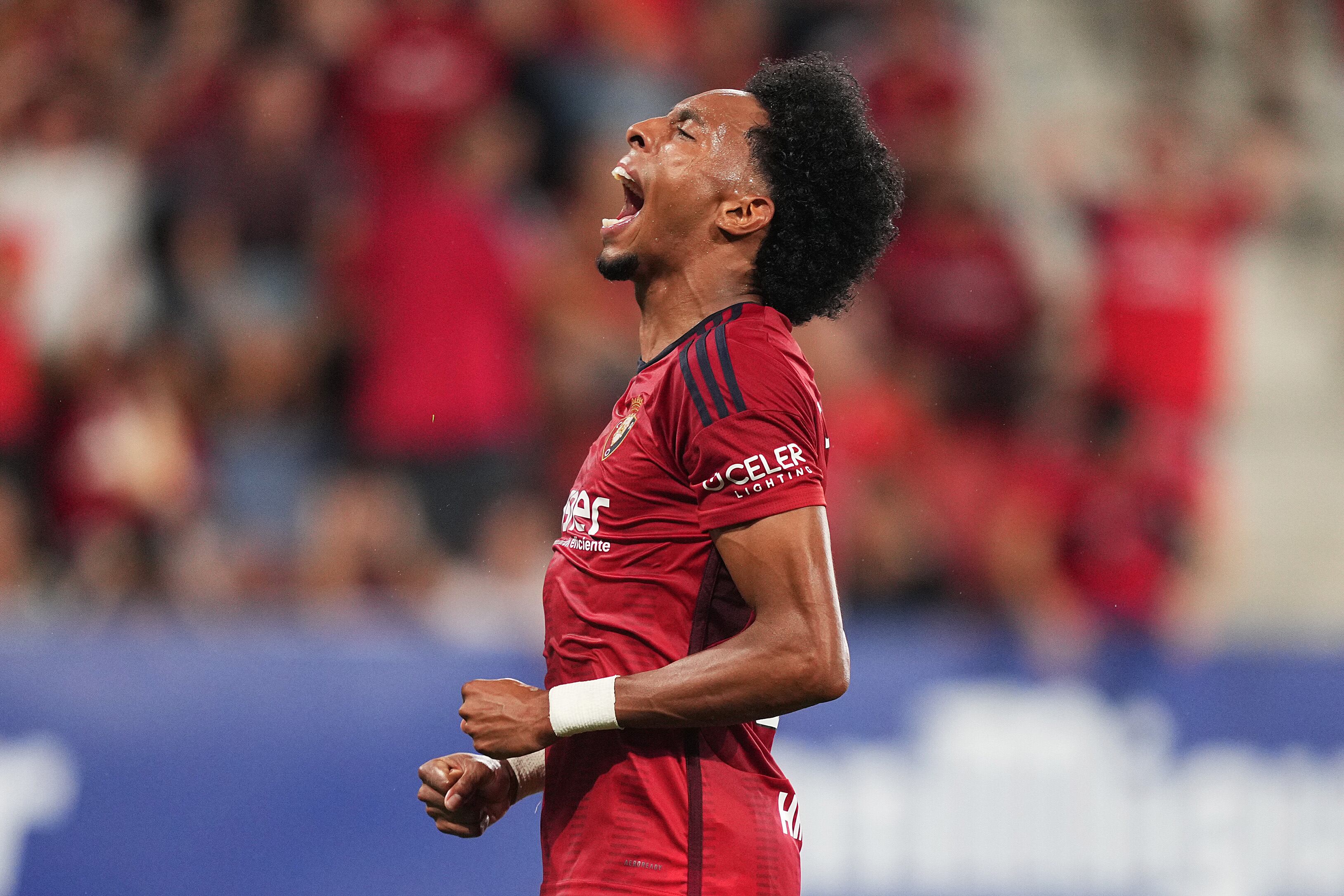 Johan Mojica con Osasuna en LaLiga EA Sports (Photo by Juan Manuel Serrano Arce/Getty Images)