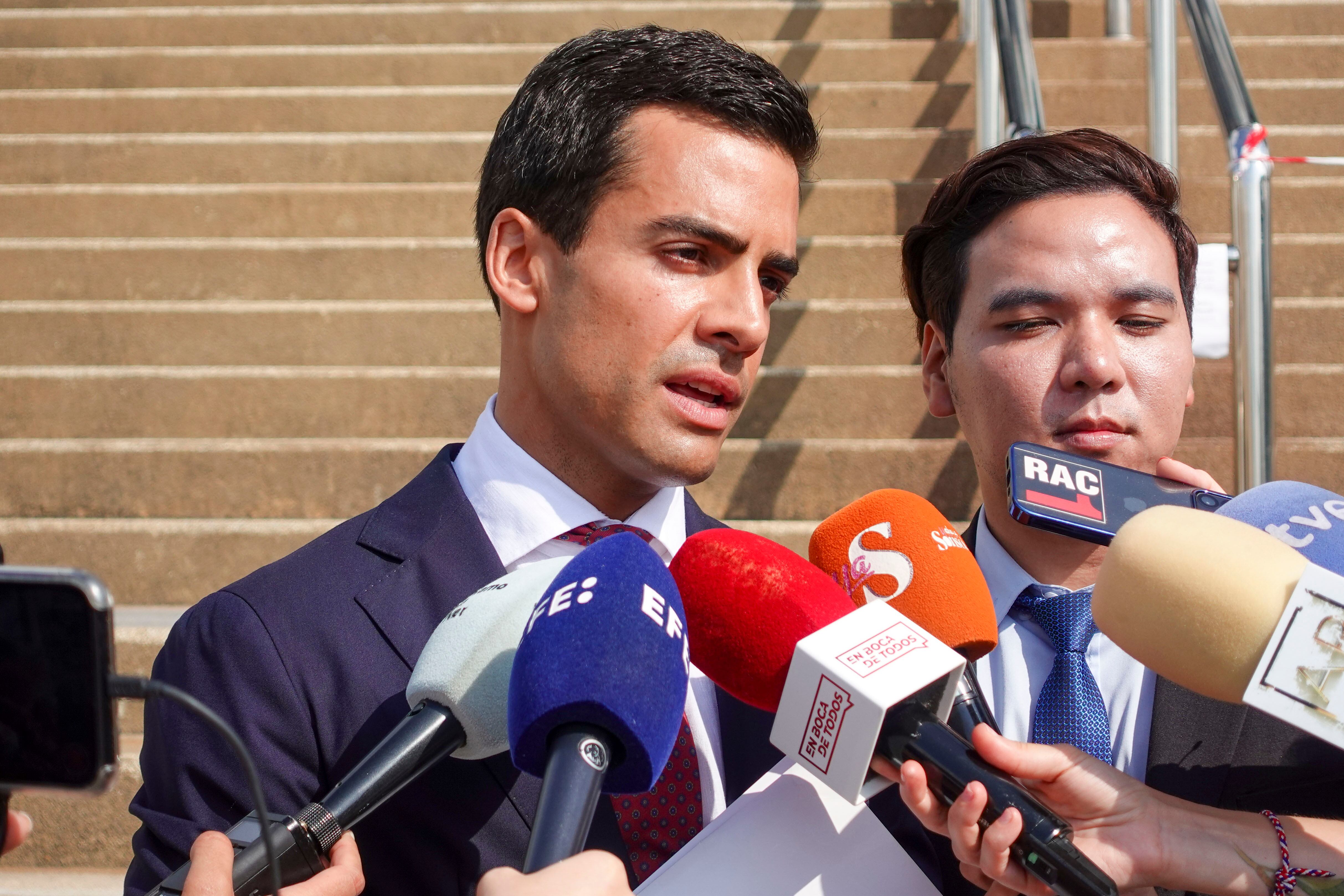 Los abogados de la acusación Juan Gonzalo Ospina (i) y Mettapon Suwancarern (i) se dirigen a medios de comunicación a su llegada al tribunal de Samui este miércoles para asistir a una nueva sesión del juicio contra el joven español Daniel Sancho en Tailandia por el supuesto asesinato del cirujano colombiano Edwin Arrieta. Daniel Sancho declarará finalmente este jueves, como estaba previsto, una vez concluya este miércoles el turno de la Fiscalía con un solo testigo. 
EFE/ Sitthipong Charoenjai