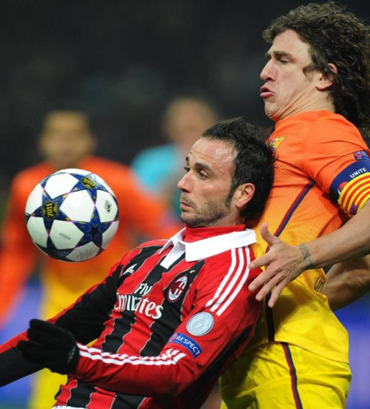 El defensa del FC Barcelona, Carles Puyol (d), pelea por el control del balón con el delantero del AC Milan, Gianpaolo.