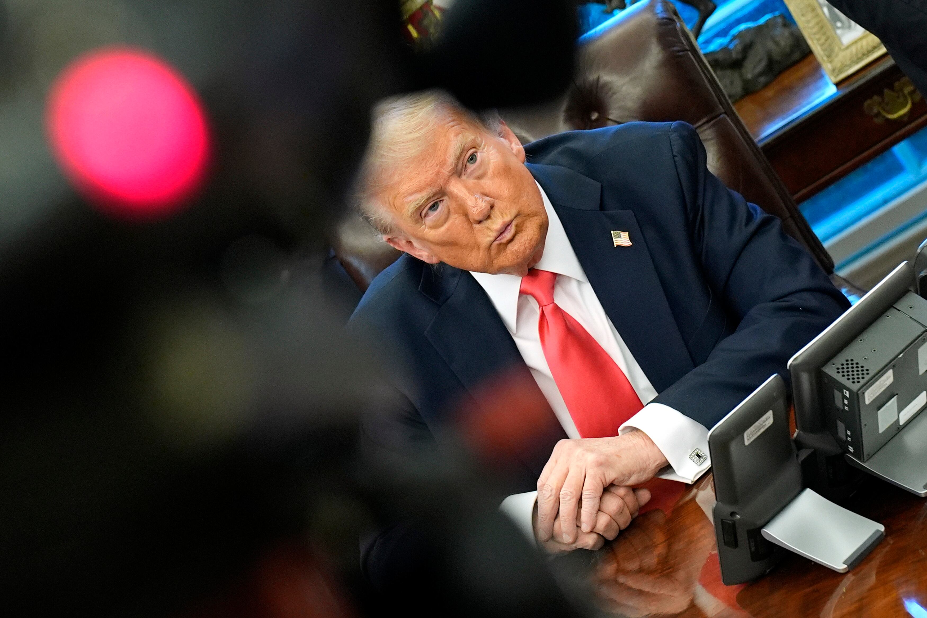 Washington (USA), 25/02/2025.- US President Donald Trump sits after signing Executive Orders in the Oval Office of the White House in Washington, DC, USA, 25 February 2025. EFE/EPA/YURI GRIPAS / POOL