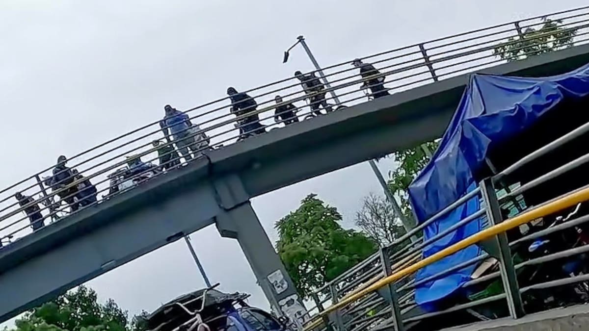Autoridades buscan a influencers que intentaron subir un carro a un puente peatonal en la calle 26
