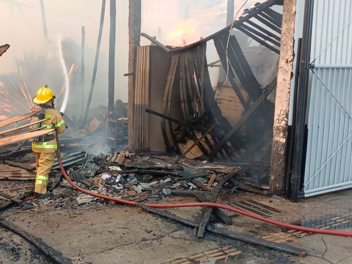 Incendio arrasa depósito de maderas en Bello y afecta una vivienda