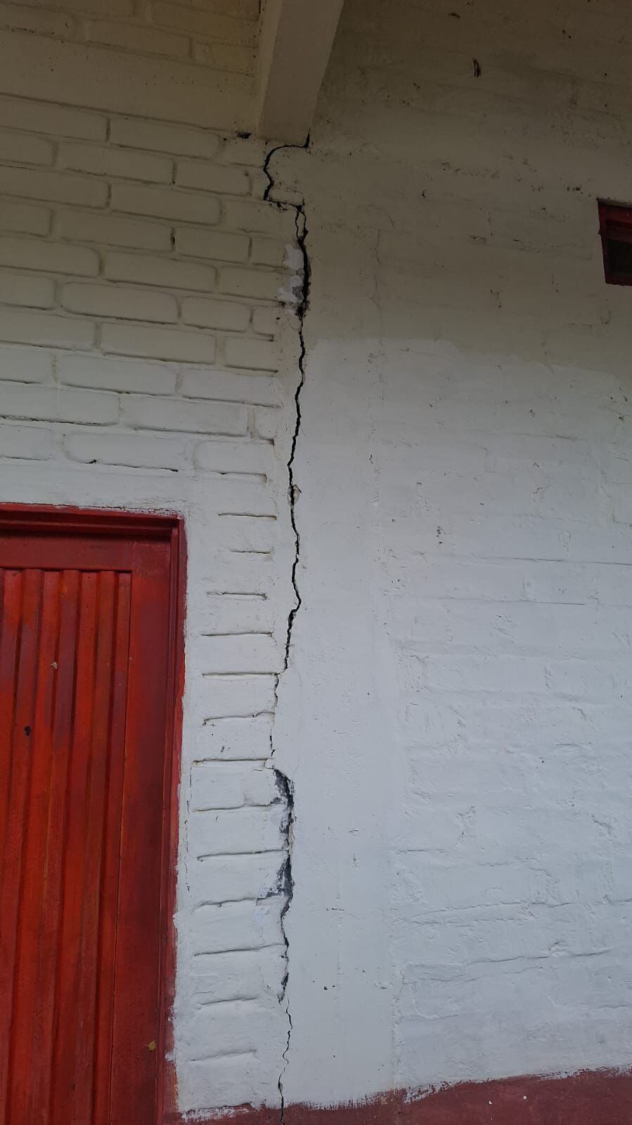 Grieta en la I.E. El Horro, en Anserma, Caldas. Foto: Jefatura de Gestión del Riesgo de Caldas.