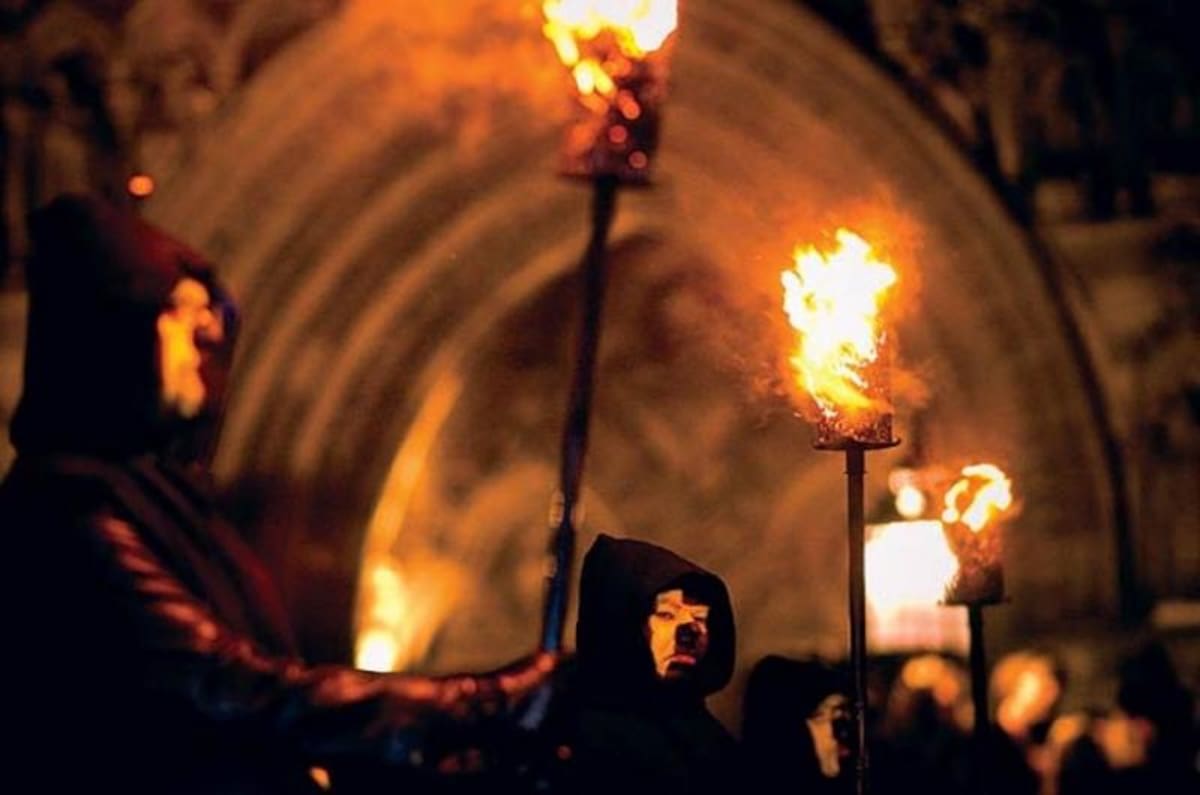 ¡Ten cuidado! La fiesta de Halloween, es decir "el festival de Samhain", todavía es hoy celebrado oficialmente por los satanistas, ocultistas, y adoradores del diablo como la víspera del año nuevo de la brujería.