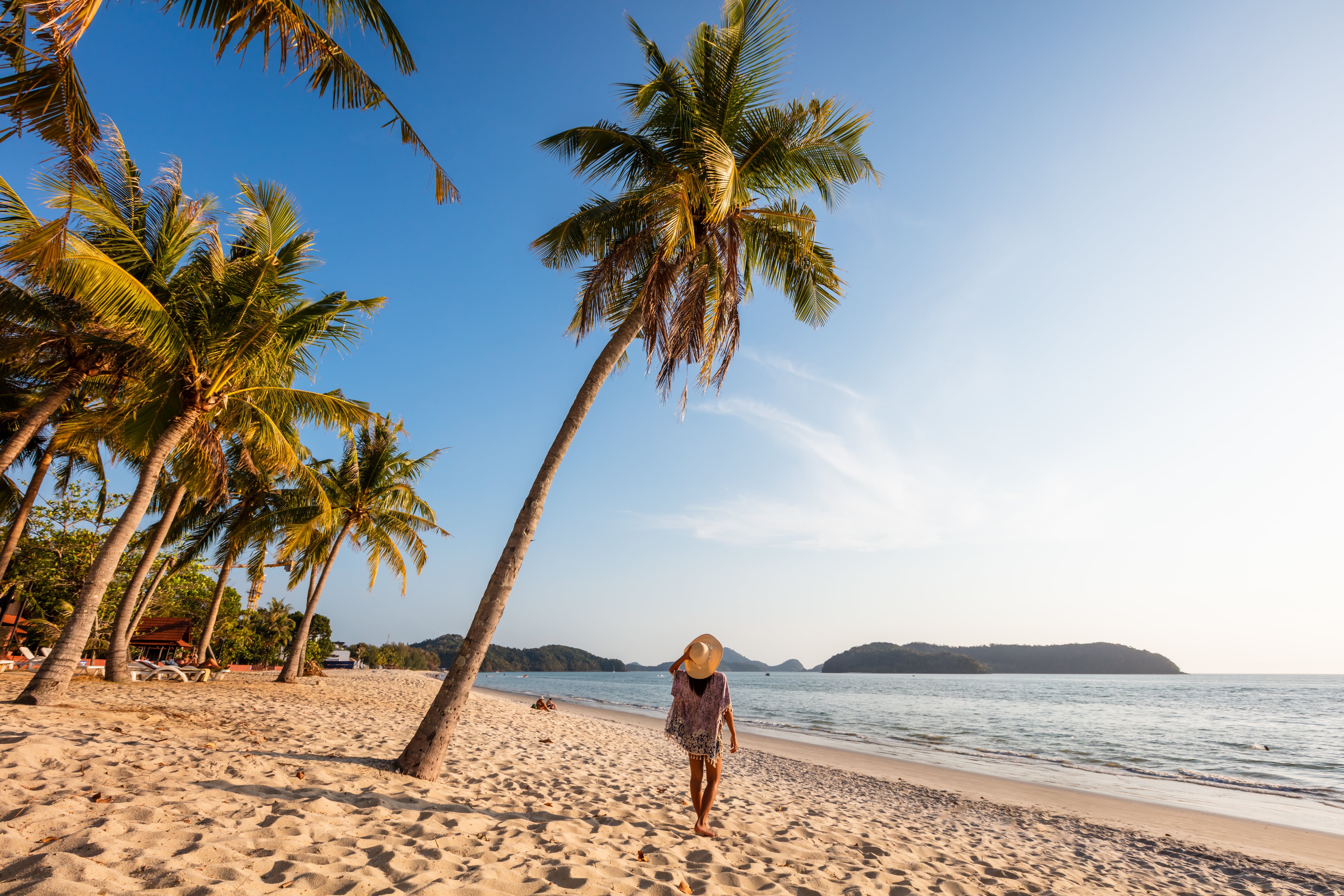 Mujer caminando por la playa (Getty Images)