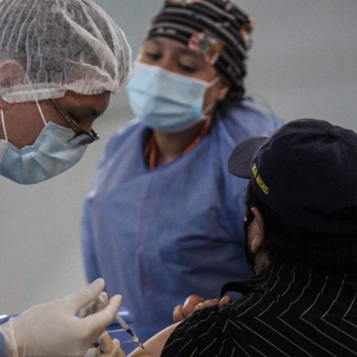 El 50% de pacientes con COVID-19 en UCI pudieron haberse vacunado