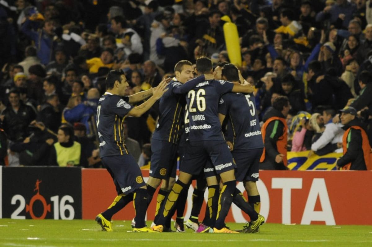 Jugadores de Rosario Central celebran un gol de Walter Montoya 