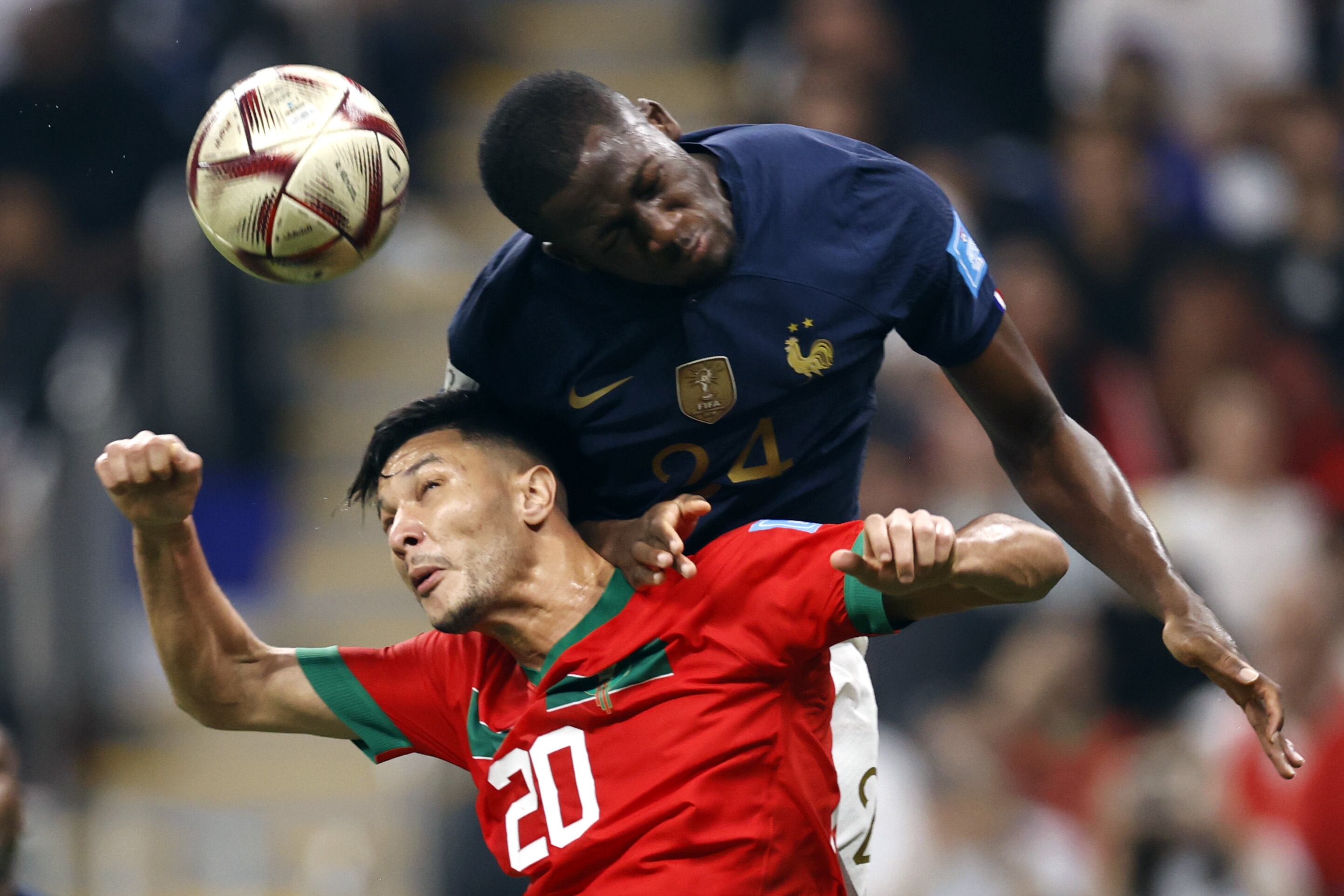 Achraf Dari pierde un duelo aéreo a Ibrahima Konate. MAURICE OF STONE (Photo by ANP via Getty Images)