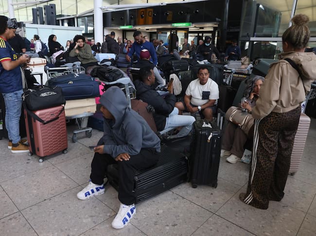 Una falla técnica dejó más de 2.000 vuelos cancelados en Reino Unido. Foto: EFE/EPA/NEIL HALL.