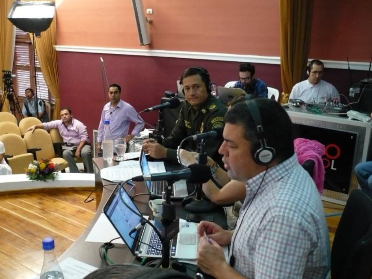 Darío Arizmendi y su equipo desde la heroica, mostrando lo mejor de la ciudad y sus gentes. Foto: Caracol Radio.