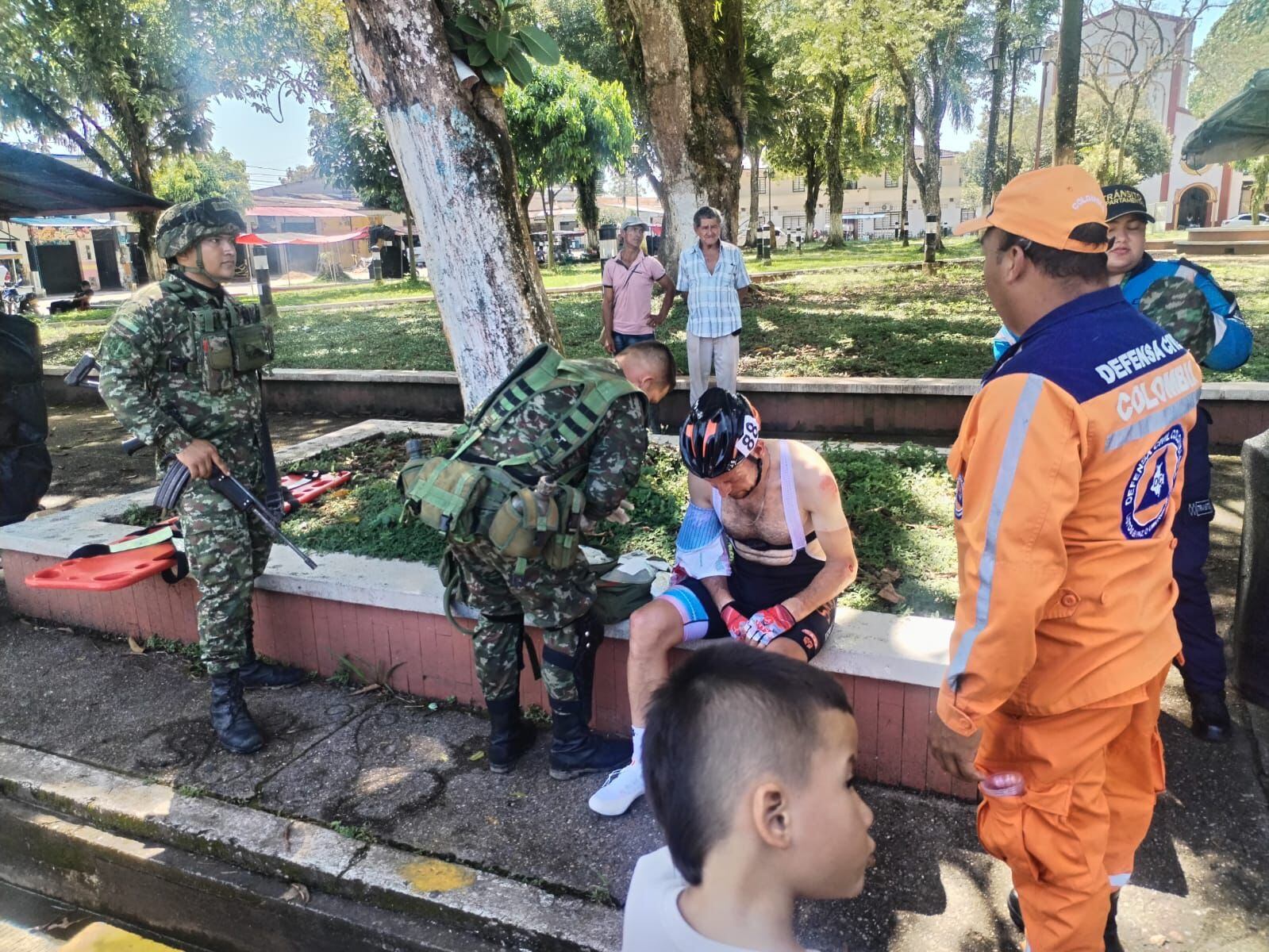 Soldado atendió a ciclista herido en Caquetá.