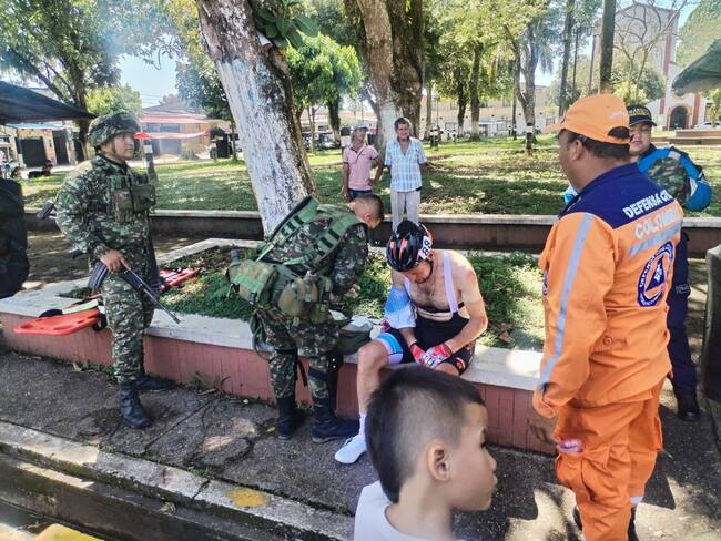 Soldado atendió a ciclista herido en Caquetá.