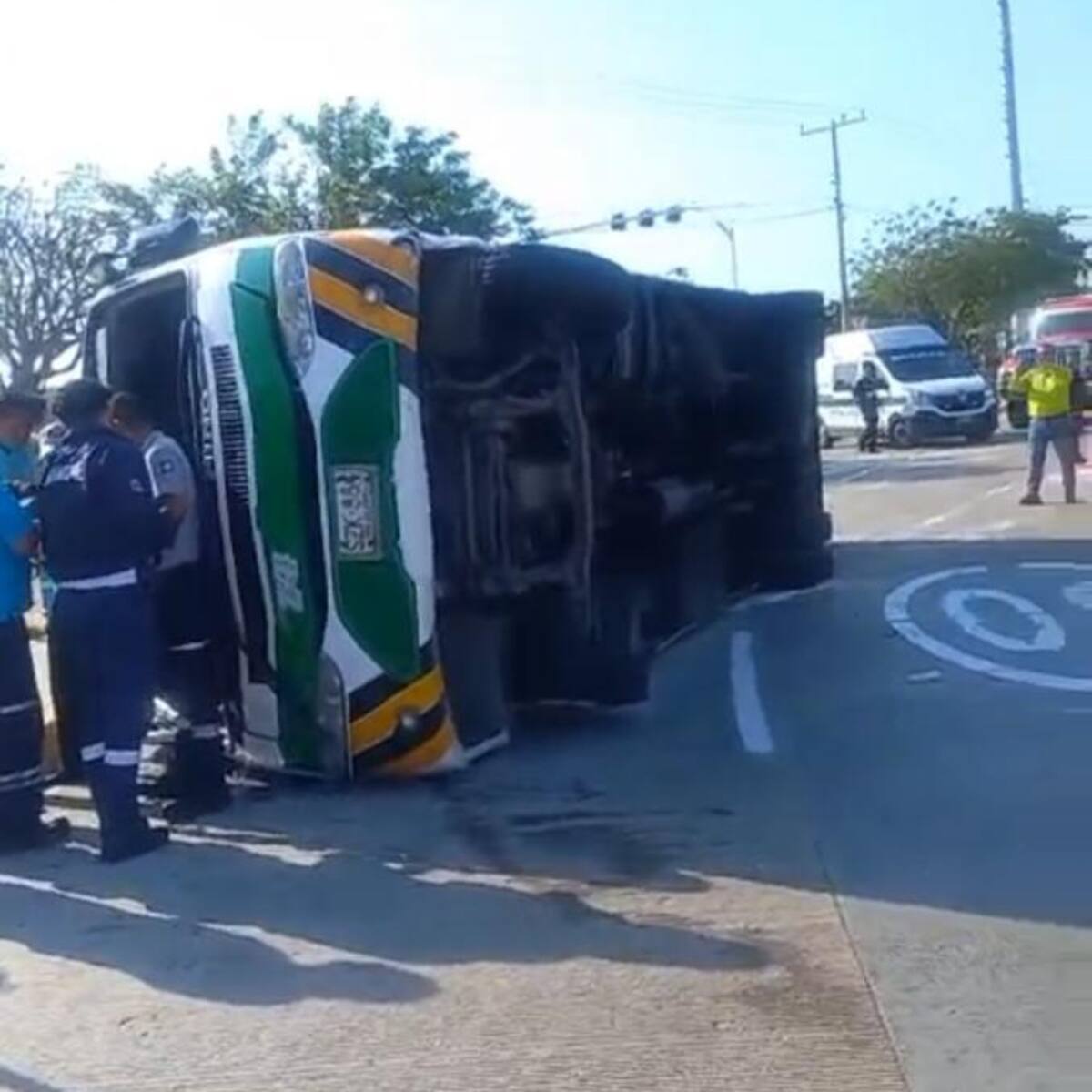 Bus se volcó con 35 pasajeros frente a La Ventana al Mundo