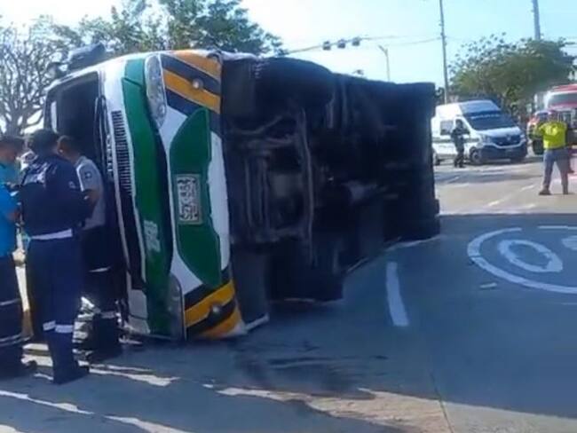 Bus se volcó con 35 pasajeros frente a La Ventana al Mundo